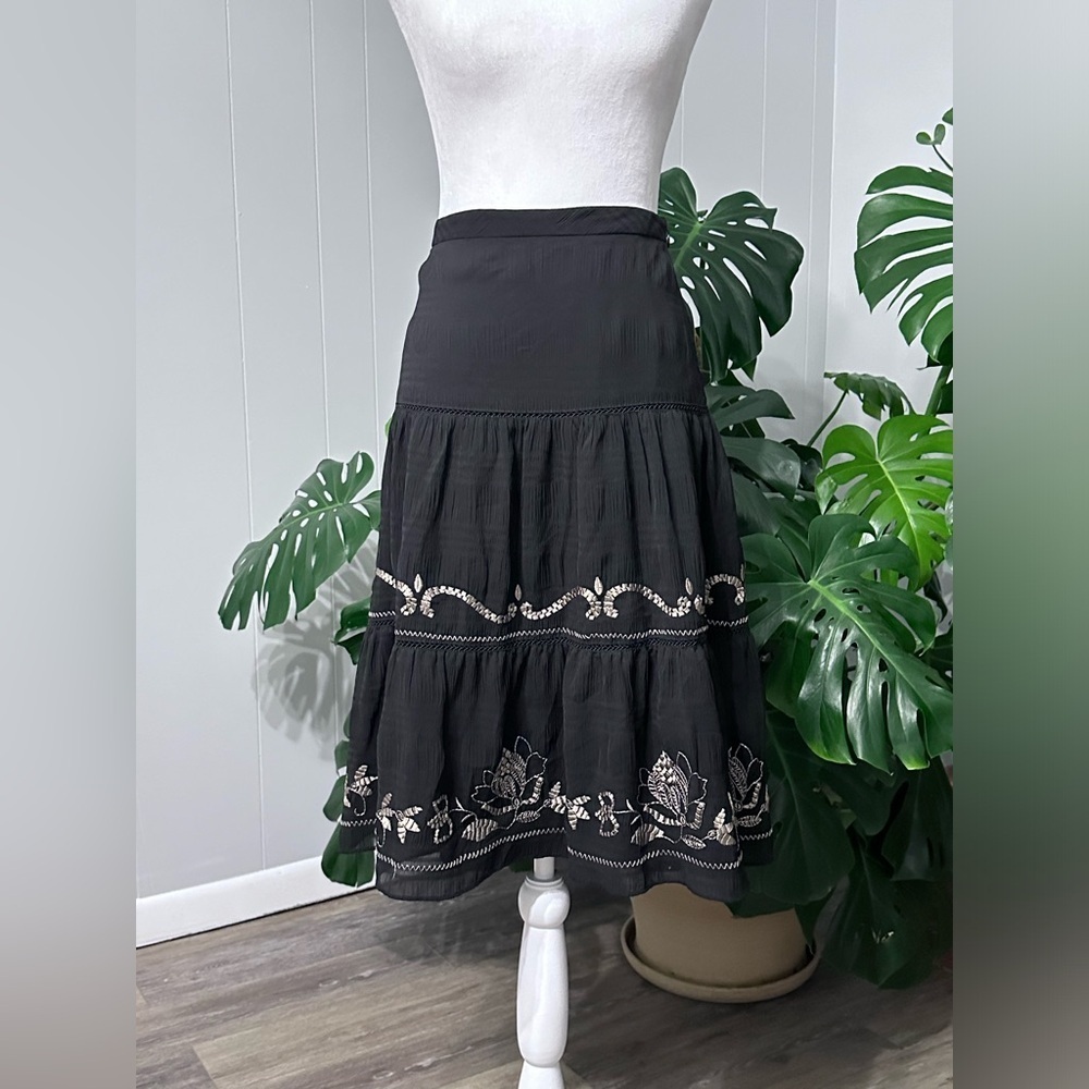 🛍️LOFT Ann Taylor black skirt with 🐝 bees & floral 🌼embroidered size 2